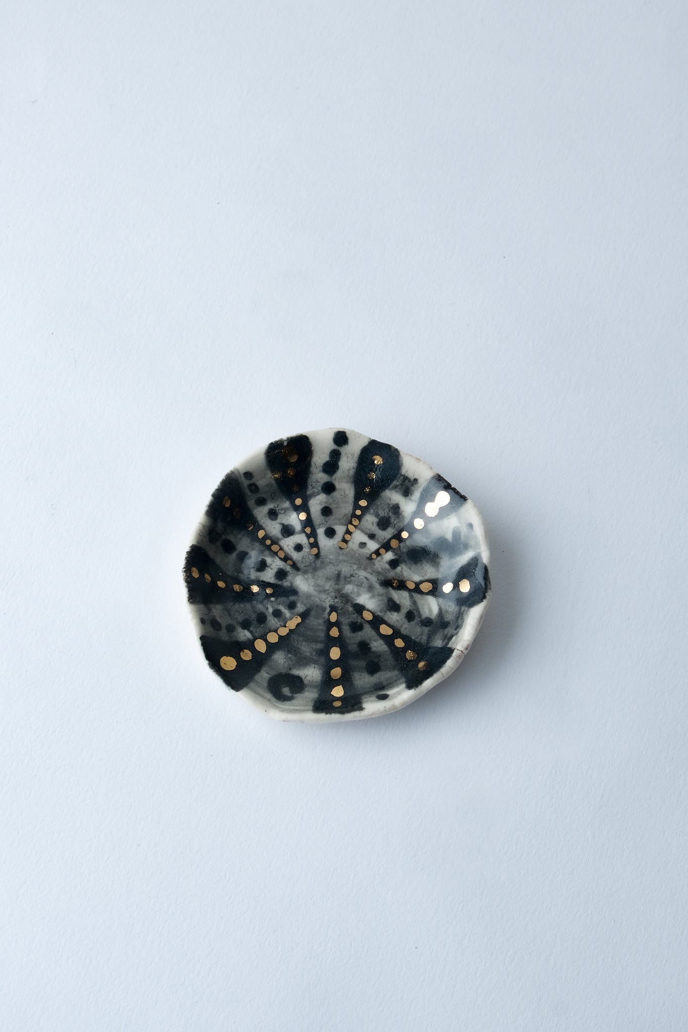 1/1 – Small Porcelain Jewelry Plate with Gold